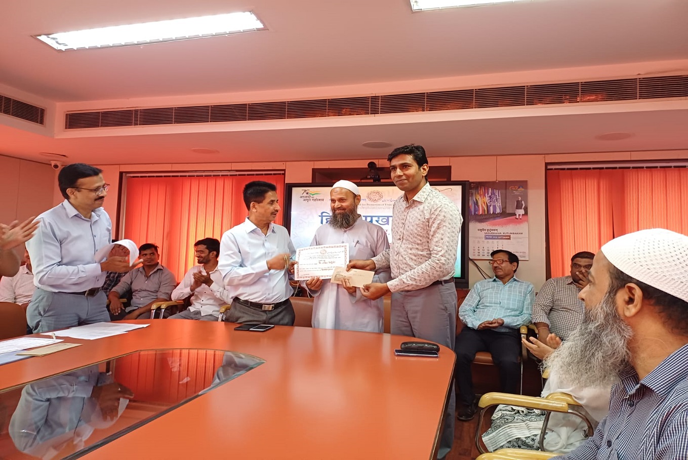 हिन्दी निबंध लेखन प्रतियोगिता का प्रमाण पत्र वितरित किया गया।